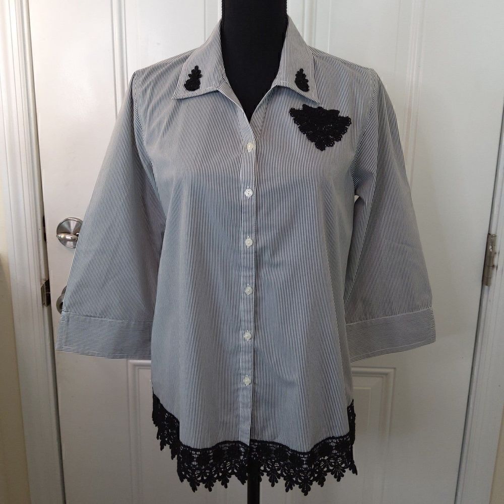 Las olas black and white striped 3/4 sleeve blouse with lace trim hem
